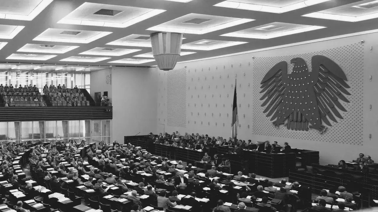 Plenarsaal mit vielen Abgeordneten, dem Bundesadler und einer Fahne. Franz Josef Strau&szlig; k&ouml;nnte hier eine Rede halten.