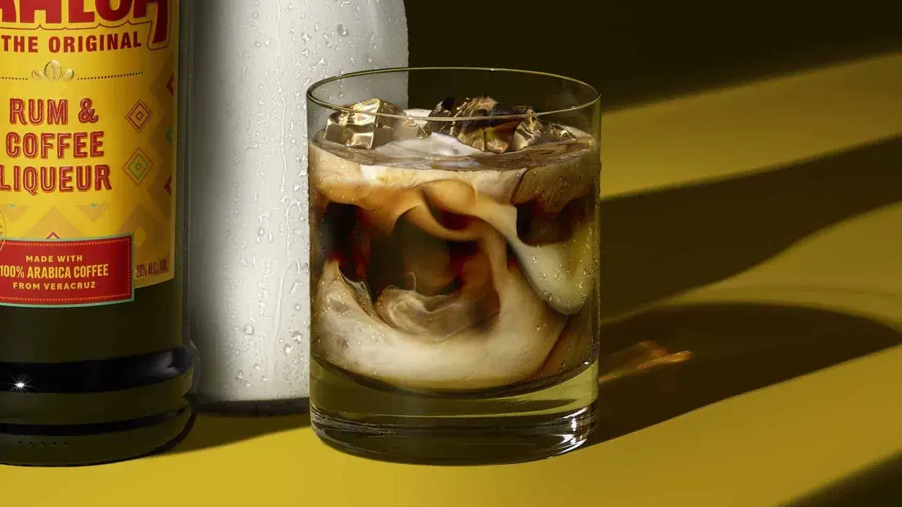Kahlúa co to? Klasyczny drink z kawy i rumu, podany z lodem i mlekiem, tworzy wirujące wzory.