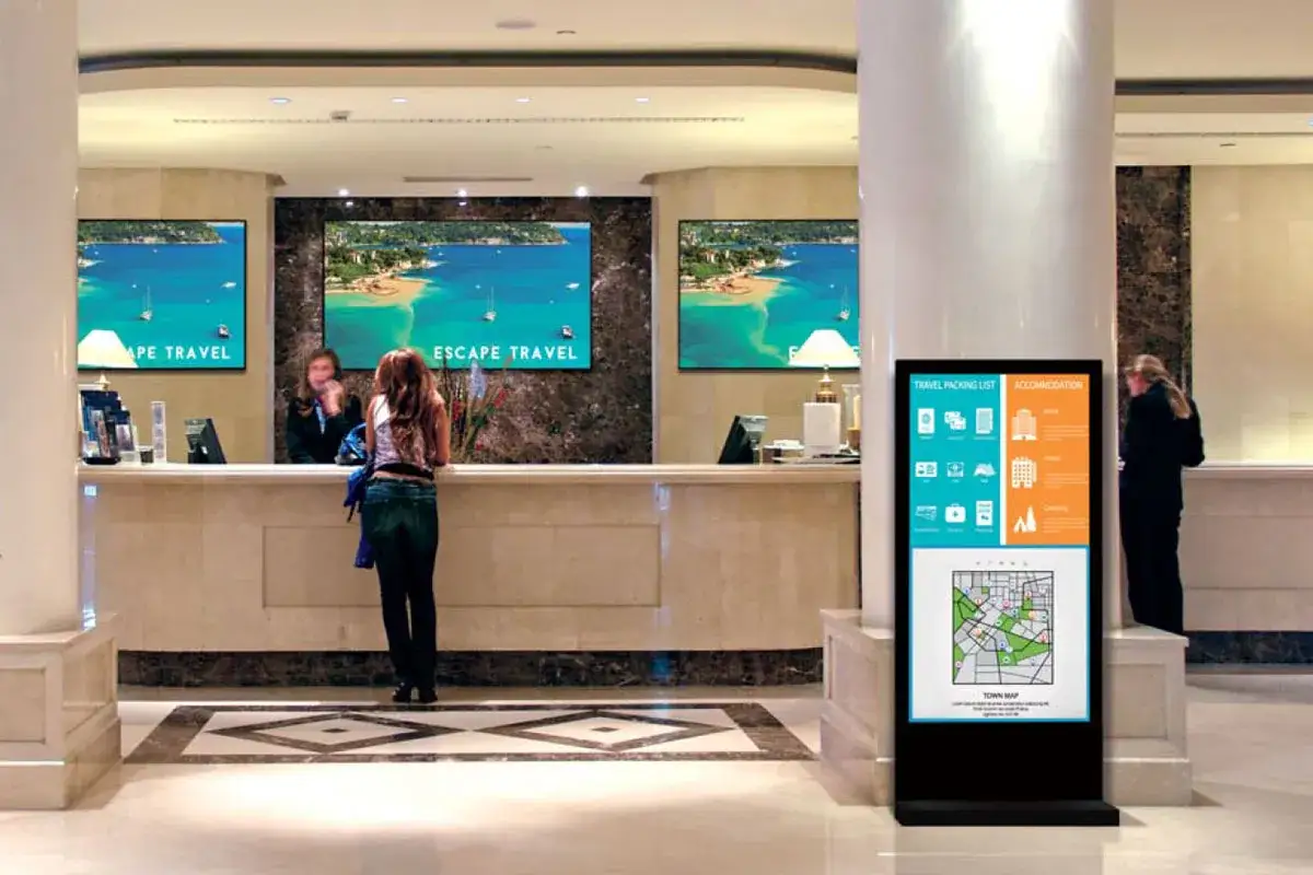 Reception con personale e cliente, monitor informativi per la gestione front office e la promozione di viaggi.