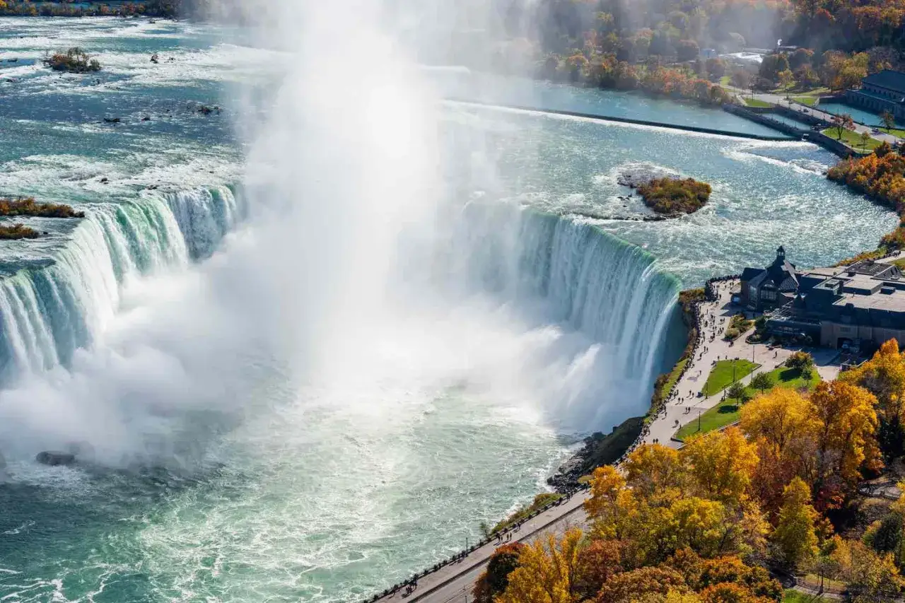 Wodospad Niagara, jeden z cudów natury, otoczony jesiennymi barwami. Wspaniałe kanada miasta i ich okolice przyciągają turystów.