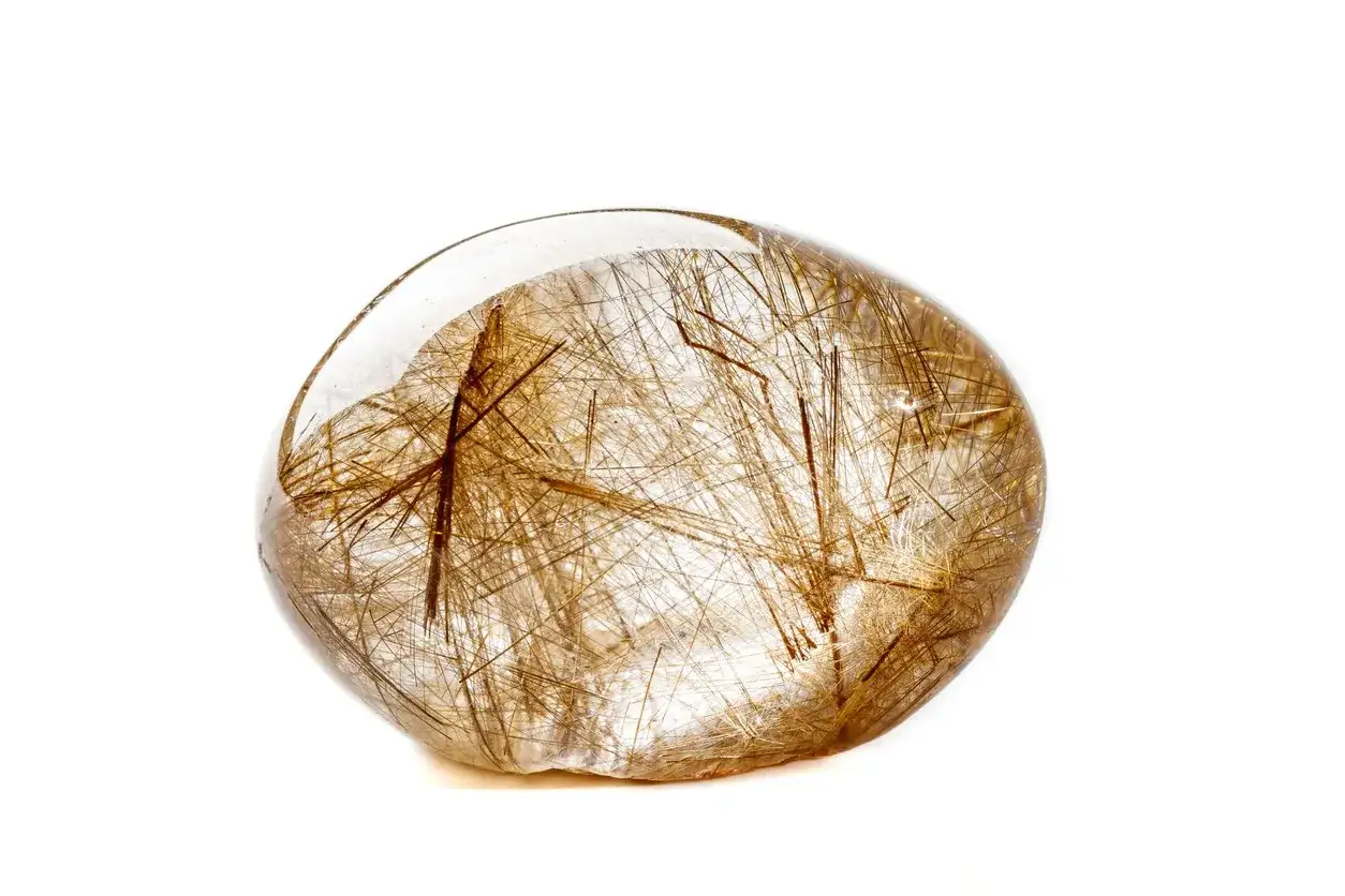 Esfera de cuarzo rutilado con inclusiones doradas, conocida por sus propiedades espirituales de claridad y conexi&oacute;n.