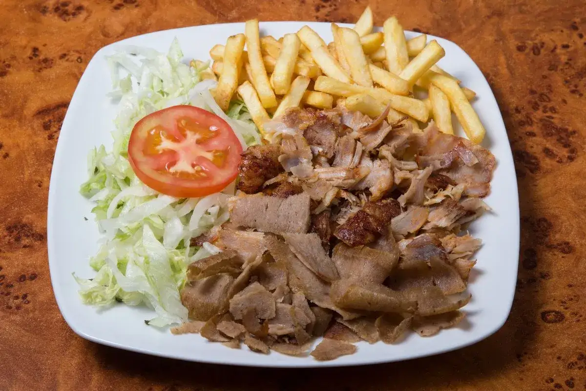 Kebab na talerzu z różnymi rodzajami mięsa