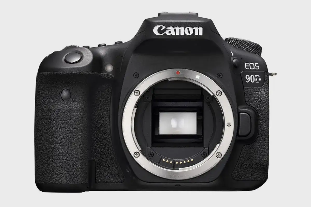 Czarny aparat lustrzanka Canon EOS 90D z widocznym mocowaniem obiektywu.