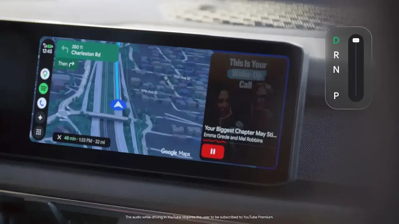 Android Auto z nawigacją Google Maps i odtwarzaczem YouTube. Widok z samochodu.