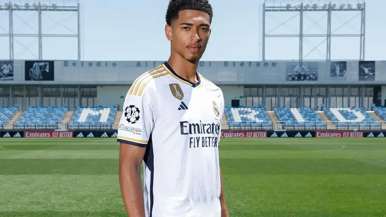 Jude Bellingham posa con la camiseta del Real Madrid en el estadio Alfredo Di St&eacute;fano.