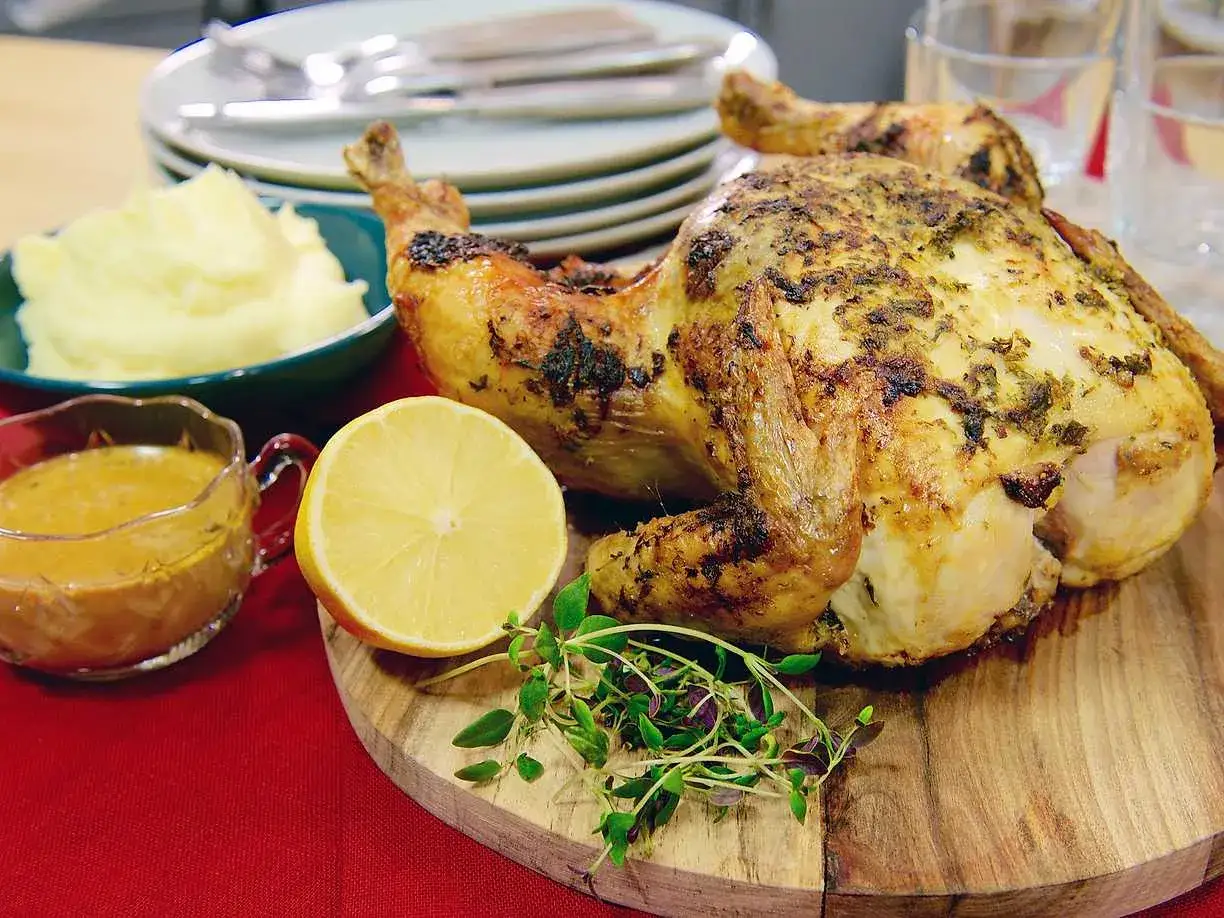 Hel kyckling i ugn med citron, potatismos och s&aring;s. En h&auml;rlig m&aring;ltid!