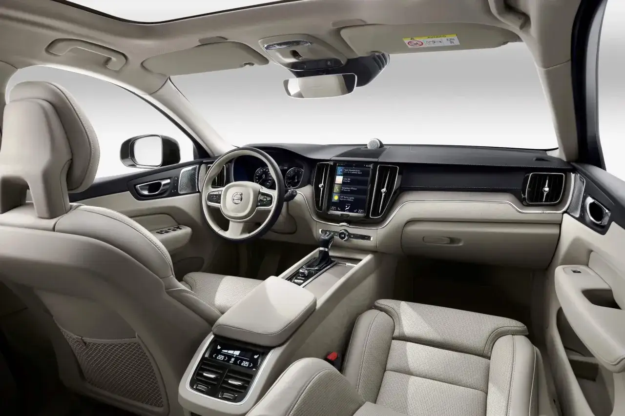 Interior del Volvo XC60 D4 Momentum automático 190 CV. Asientos de cuero, pantalla táctil y detalles de lujo.
