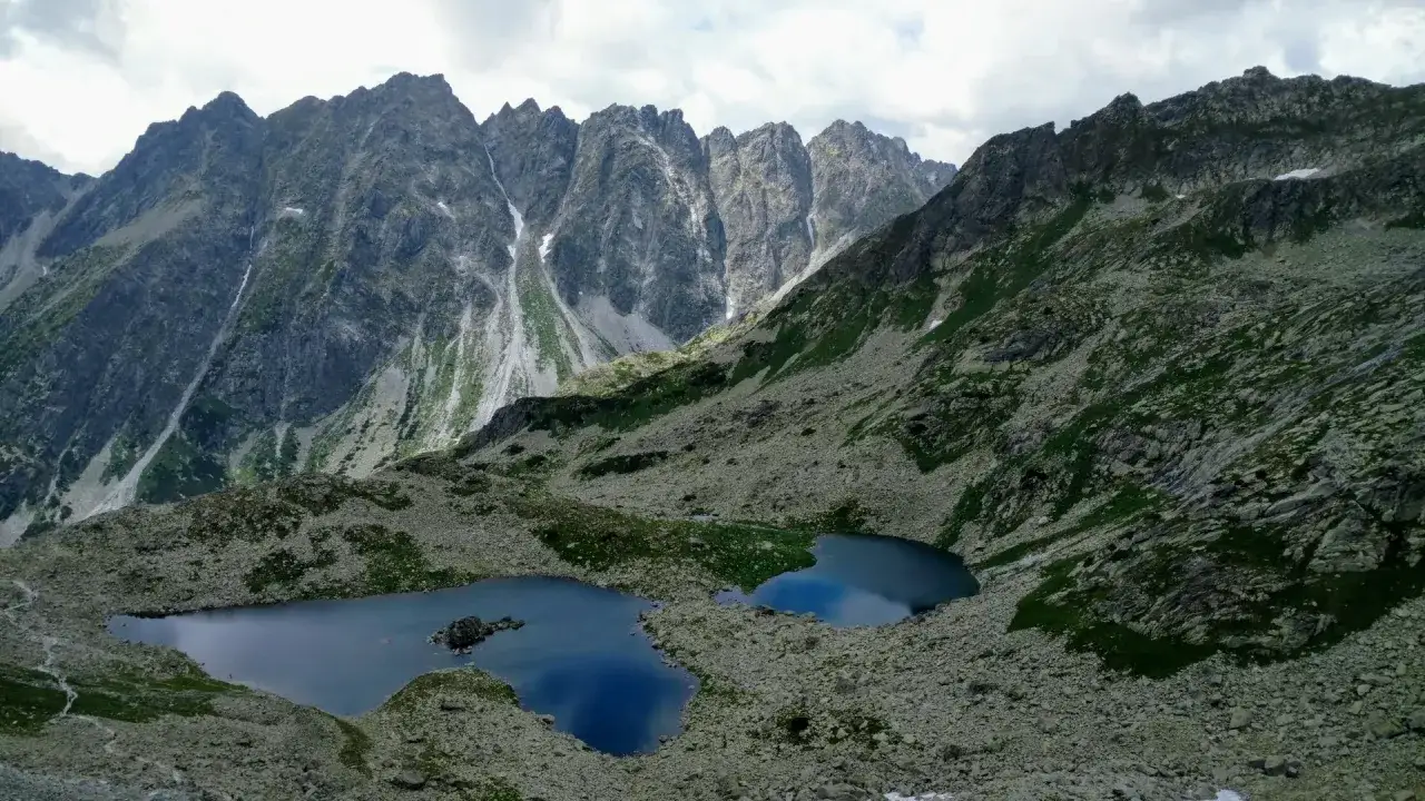 Dwa górskie jeziora w Tatrach Wysokich, idealne na wycieczki jednodniowe z Zakopanego na Słowację.