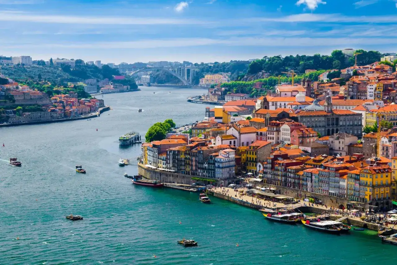 Porto nad rzeką Douro, kolorowe kamienice, most i łodzie. Idealne miejsce na rozpoczęcie camino portugues.