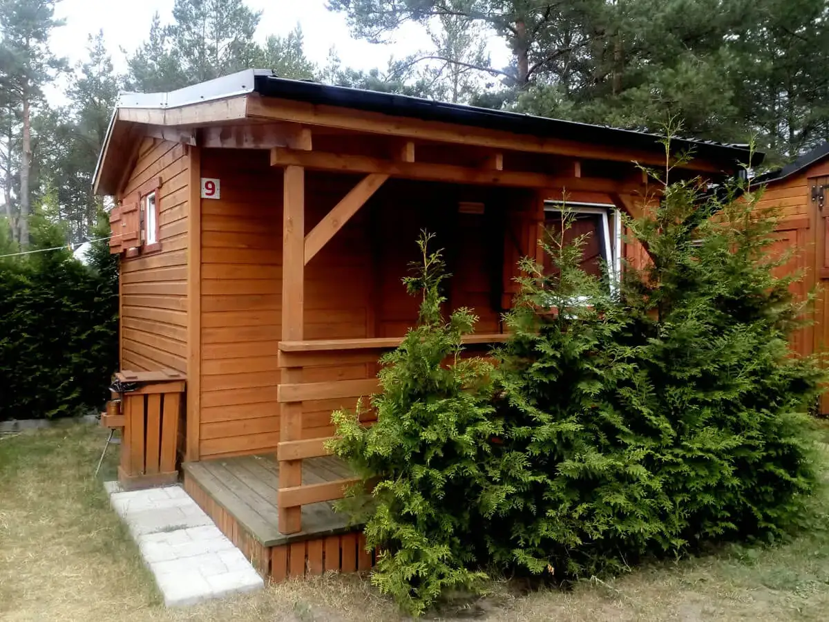 Urocze domki letniskowe Kaszuby 2-osobowe nad jeziorem, otoczone zielenią, zapraszają na wypoczynek.