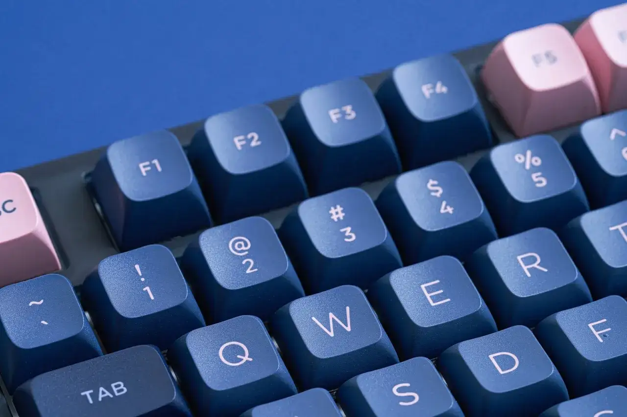 Klawisze F1-F5 i cyfry z symbolami, jak podpisać klawisze na keyboardzie.