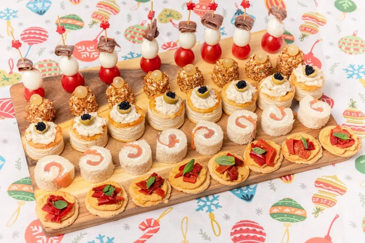 Tabla de entrantes navideños con canapés variados: brochetas, volovanes, rollitos y tostas. ¡Perfectos para celebrar!
