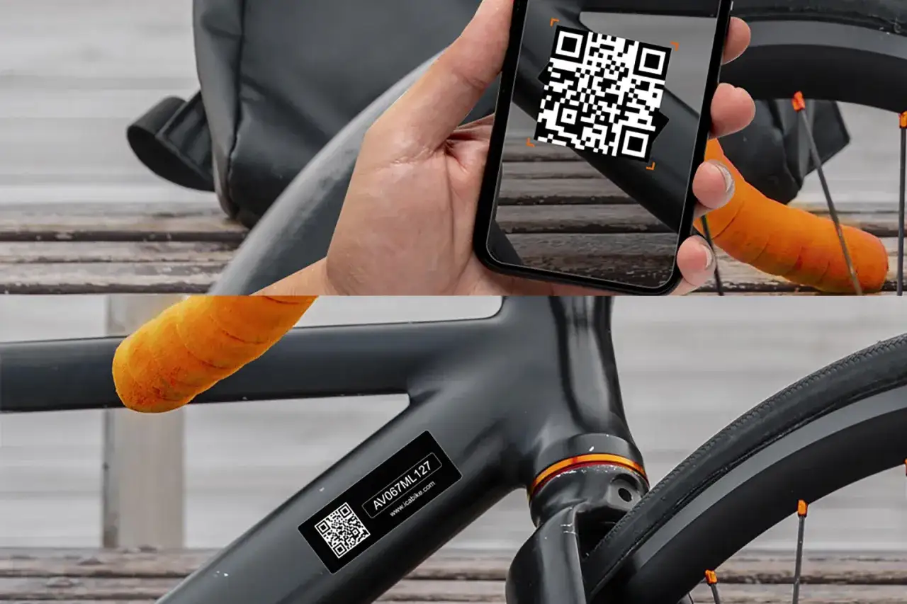 Scanner un QR code sur un vélo électrique pour son immatriculation. Le code est affiché sur un smartphone, et un autocollant avec un QR code et le numéro AV067ML 127 est visible sur le cadre.