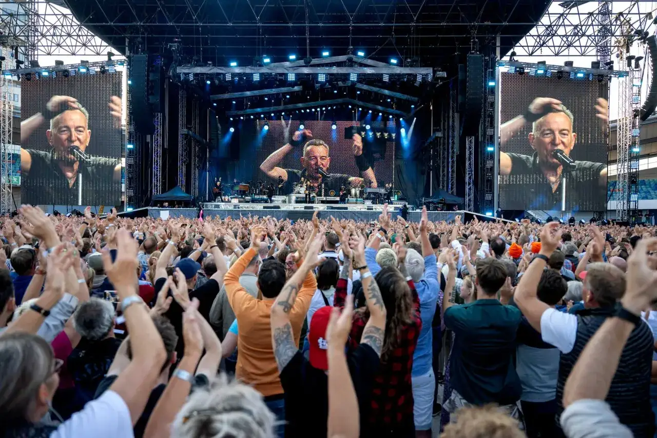Bruce Springsteen i Sverige, en stor publik jublar framför scenen.