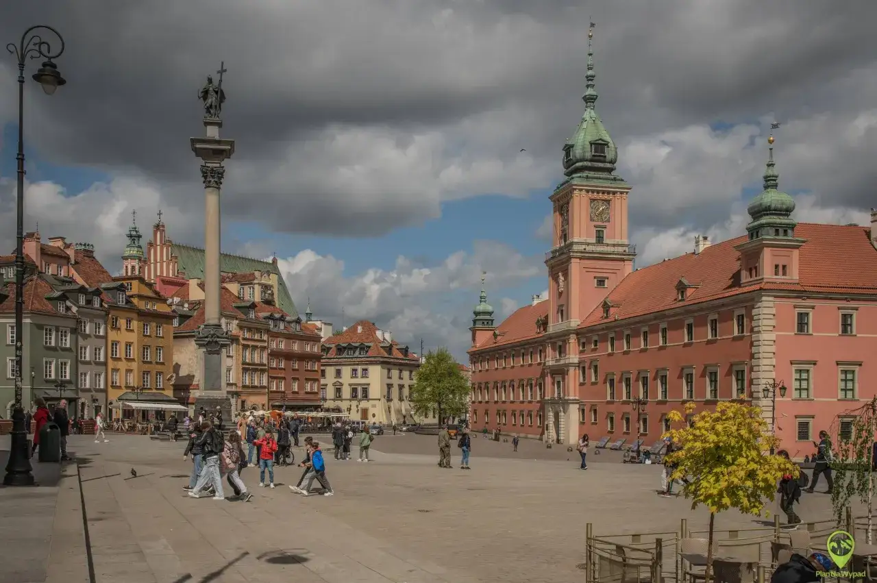 Plac Zamkowy w Warszawie, największym mieście w Polsce, z Kolumną Zygmunta i Zamkiem Królewskim.