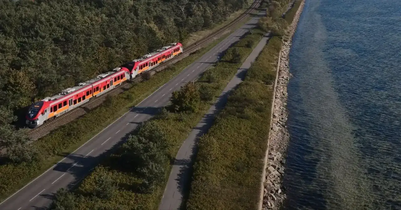 Pociąg PKP Gdynia - Hel jedzie wzdłuż morza. Sprawdź cenę biletu i wybierz się na wycieczkę!