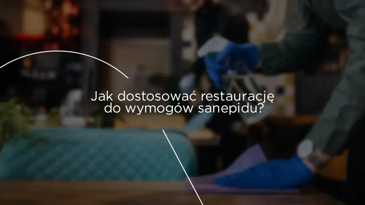 Pracownik w rękawiczkach dezynfekuje stolik w restauracji. Jak dostosować restaurację do wymogów sanepidu po donosie?