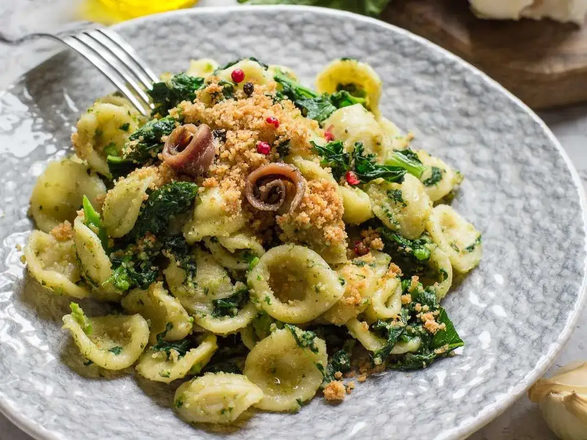 Orecchiette con cime di rapa, un clásico italiano. Pasta con verduras verdes, anchoas y pan rallado crujiente.