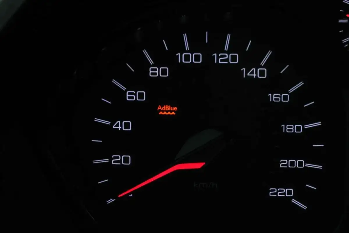 Spia AdBlue non si spegne dopo rabbocco Renault. Cruscotto con tachimetro e indicatore AdBlue acceso.