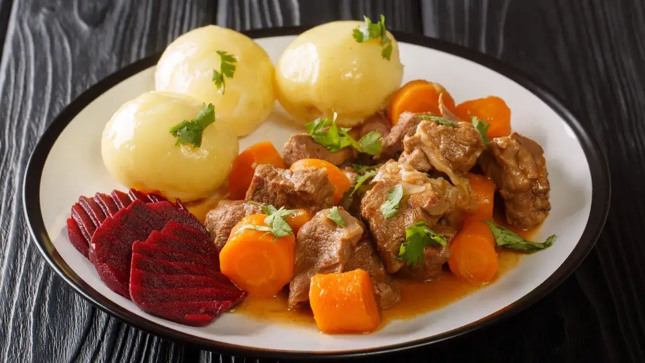 En tallrik med köttgryta, potatis, morötter och rödbetor. En perfekt comfort food för en kall dag.
