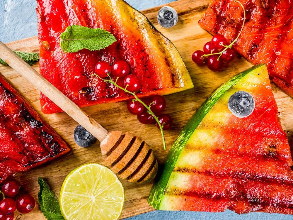 Verschiedene Obstsorten für den Grill, gegrilltes Obst Auswahl