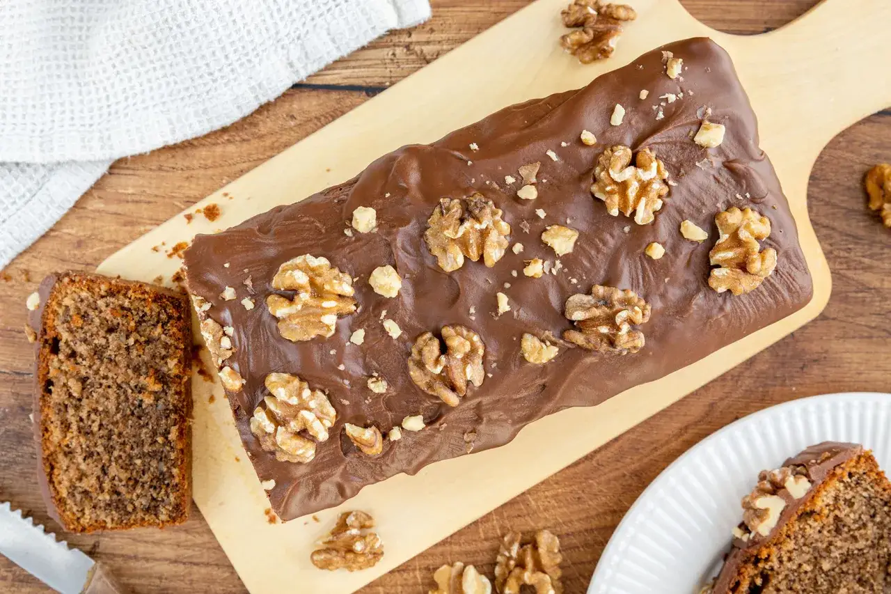 Saftiger Walnusskuchen mit Schokoladenglasur und ganzen Waln&uuml;ssen. Ein k&ouml;stliches Rezept f&uuml;r jeden Anlass.