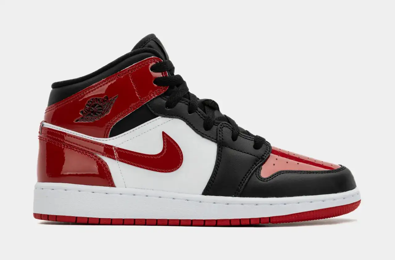 Buty Air Jordan 1 Mid w kolorze czarno-biało-czerwonym. Czy Jordan to Nike? Tak, to ikona stylu!