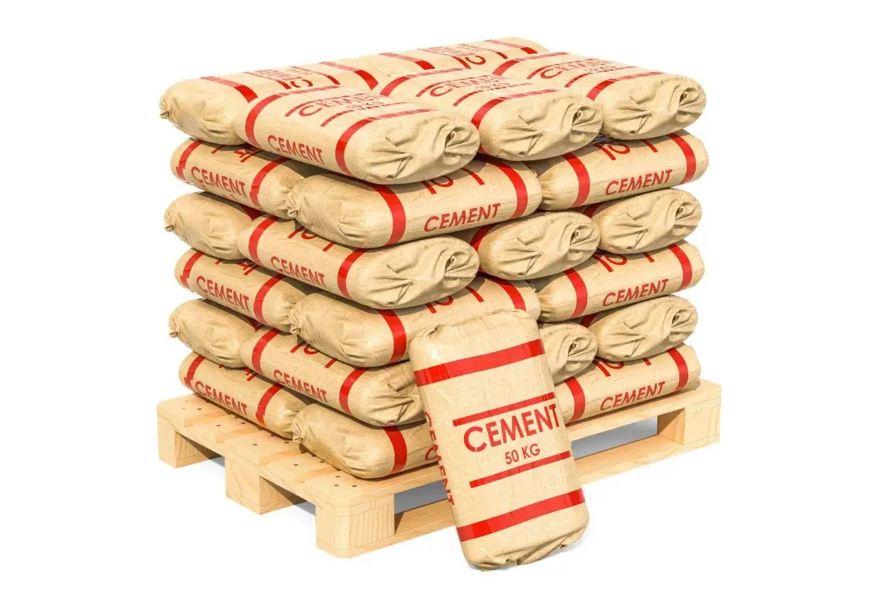 Paczki cementu na palecie, gotowe do budowy fundamentów. Jaki cement na fundament wybrać? Tutaj mamy worki 50 kg.
