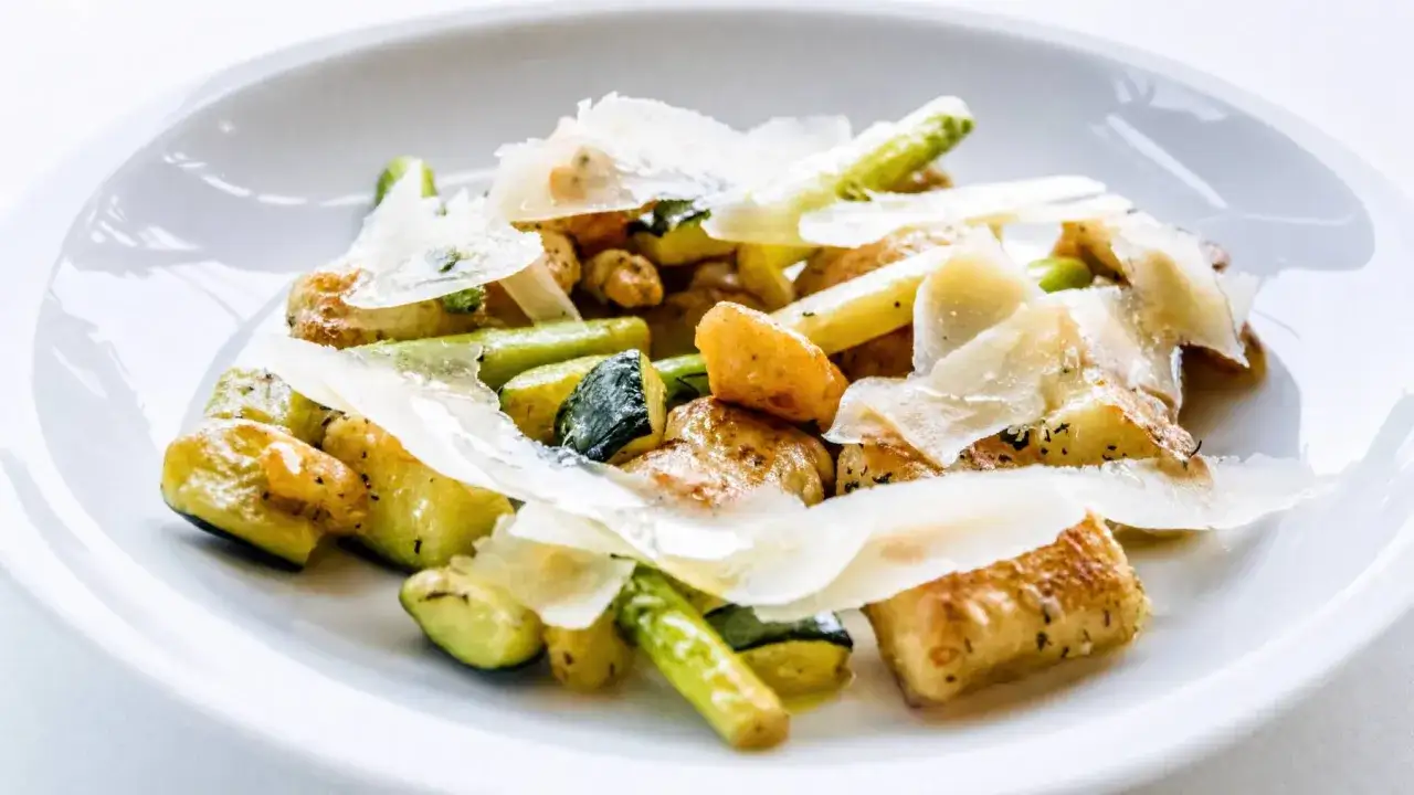 Stekt gnocchi med zucchini och parmesan. Ja, man kan steka gnocchi utan att koka dem först för en härlig textur.