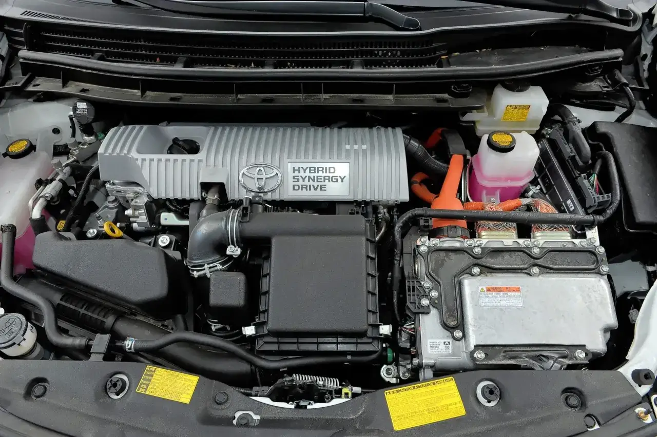 Silnik hybrydowy Toyoty Prius. Czy warto inwestować w takie rozwiązanie? Pod maską widać system Hybrid Synergy Drive.