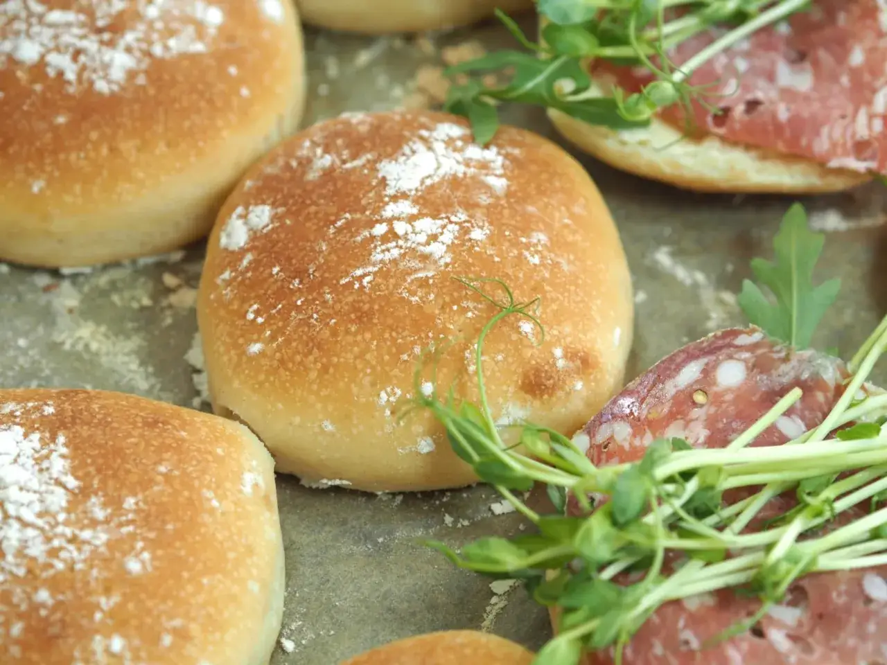 Nybakade tekakor med str&ouml;ssel av mj&ouml;l, redo att fyllas med salami och gr&ouml;nt. Ett enkelt tekakor recept f&ouml;r alla.