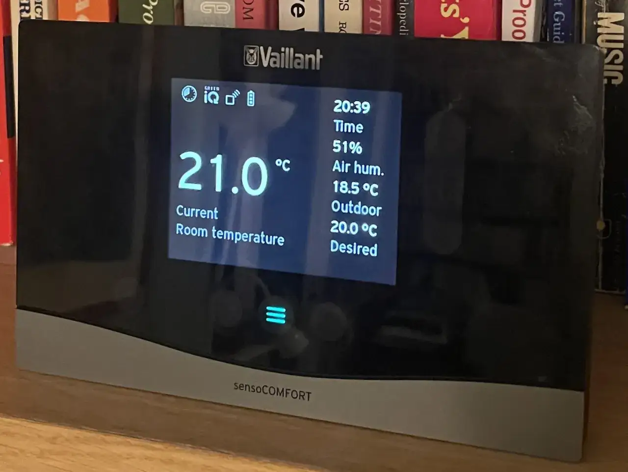Sterownik do powietrznej pompy ciepła Vaillant sensoCOMFORT. Wyświetla aktualną temperaturę 21.0°C, wilgotność powietrza 51%, temperaturę zewnętrzną 18.5°C i zadaną 20.0°C.