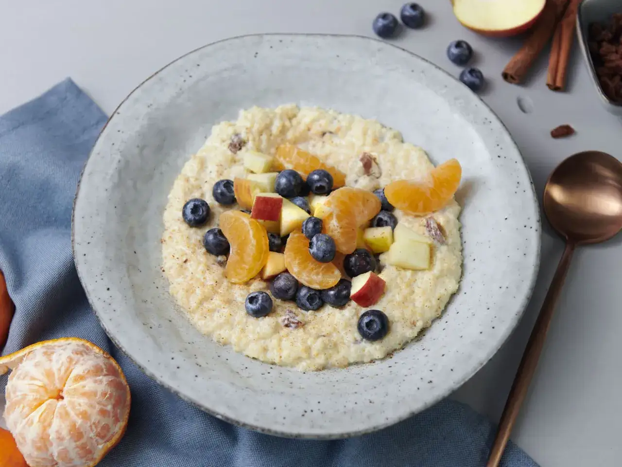 Ein leckerer Hirsebrei mit frischen Blaubeeren, Apfelstücken und Mandarinen. Ein tolles Rezept für ein gesundes Frühstück.