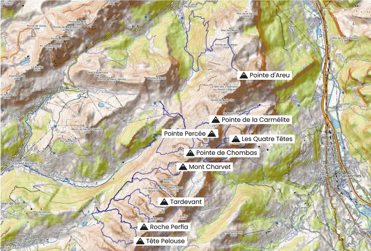 Carte des Aravis avec des sommets nommés comme Pointe d'Areu, Pointe de la Carmélite, Pointe Percée, Pointe de Chombas, Mont Charvet, Tardevant, Roche Perfia, Tête Pelouse.
