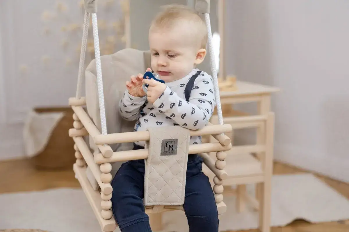 niemowlę siedzące stabilnie w huśtawce