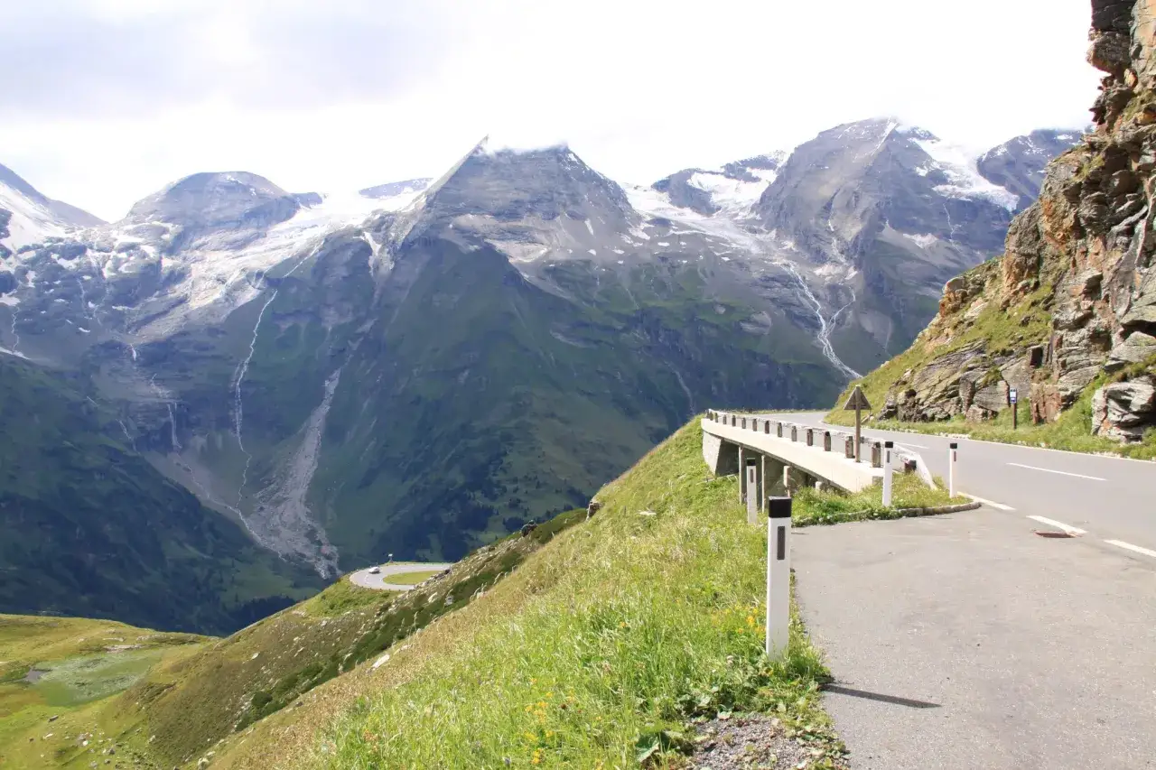 Droga wije się pod g&oacute;rę, zbliżając do najwyższego szczytu w Austrii, Grossglockner.