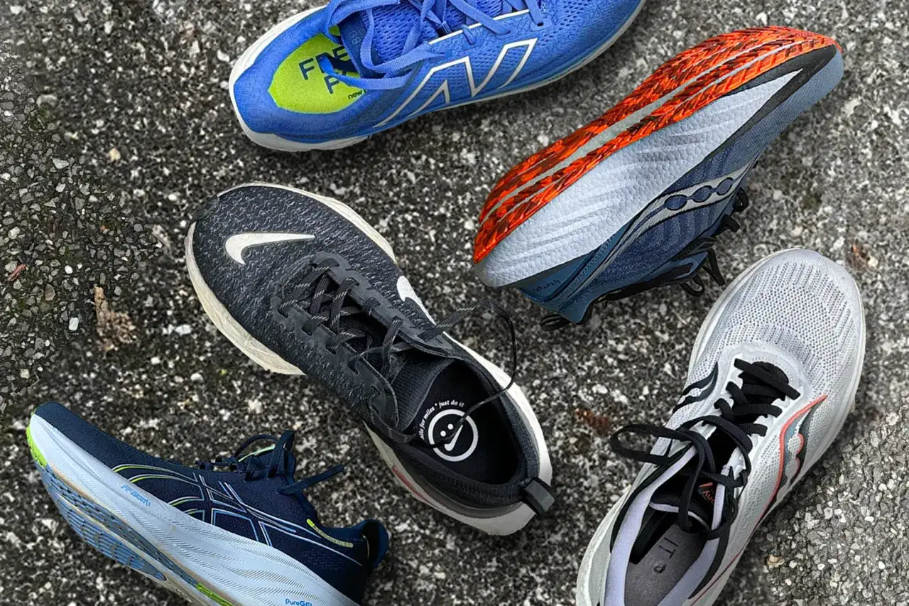 Cinque paia di scarpe da corsa colorate, un promemoria su quando cambiare le scarpe da camminata per correre al meglio.