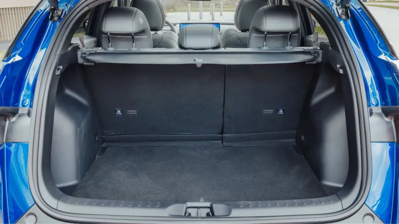Le coffre du BYD Atto 3 est prêt à accueillir vos bagages pour le prochain voyage.