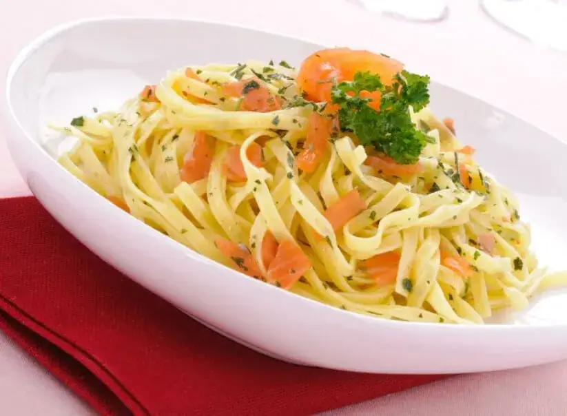 pasta con salmón y tomates cherry sin nata