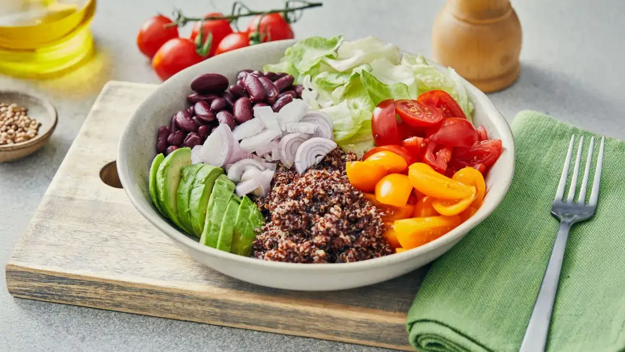 Kolorowa sałatka z komosą ryżową, fasolą, awokado i pomidorkami. Idealna na dietę cukrzycową.