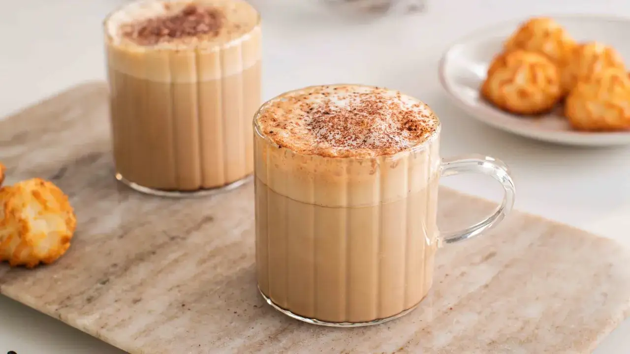 Tv&aring; glas med kr&auml;miga kaffedrinkar, toppade med kanel. Perfekt f&ouml;r att inspireras till nya kaffedrinkar recept.