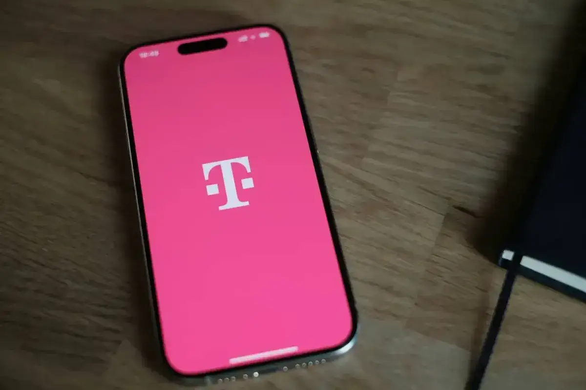 Smartfon z różowym ekranem i logo T-Mobile. Idealny do sprawdzania ofert T-Mobile na kartę kody.