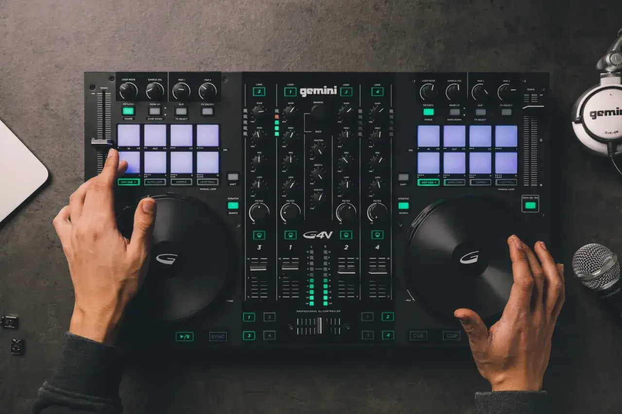 Ręce DJ-a na kontrolerze Gemini G4V. Idealny sprzęt do nauki, jak zacząć kurs DJ online i tworzyć własne sety.