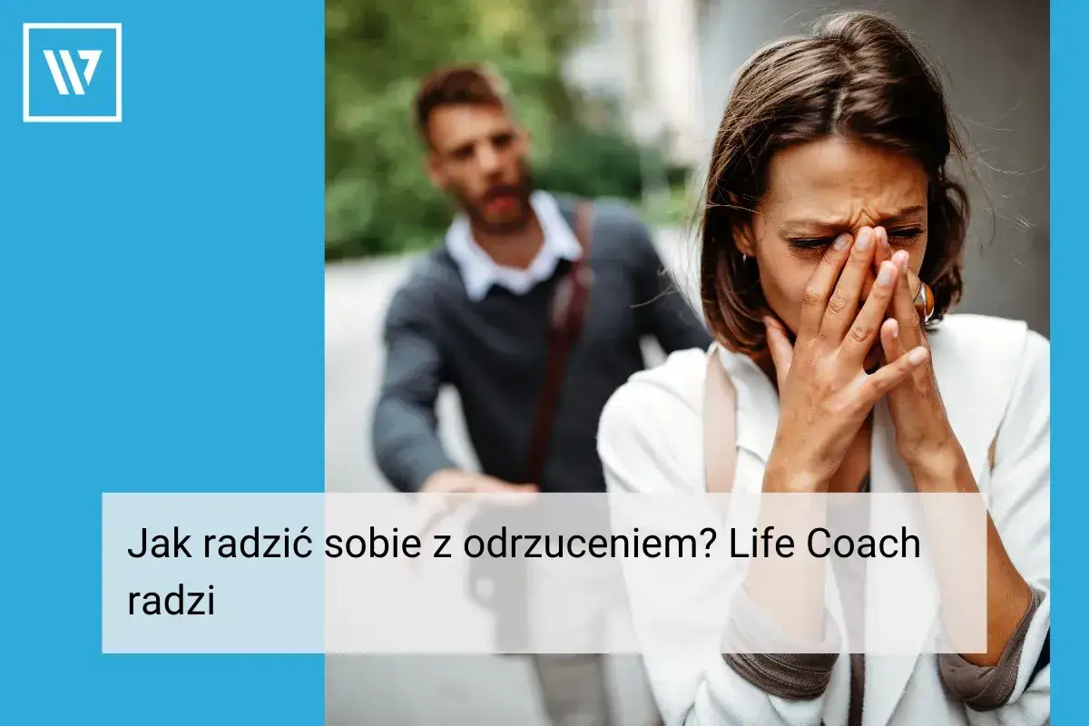 Kobieta płacze, zakrywając twarz dłońmi. W tle mężczyzna odchodzi. Artykuł podpowiada, jak poradzić sobie z odrzuceniem.
