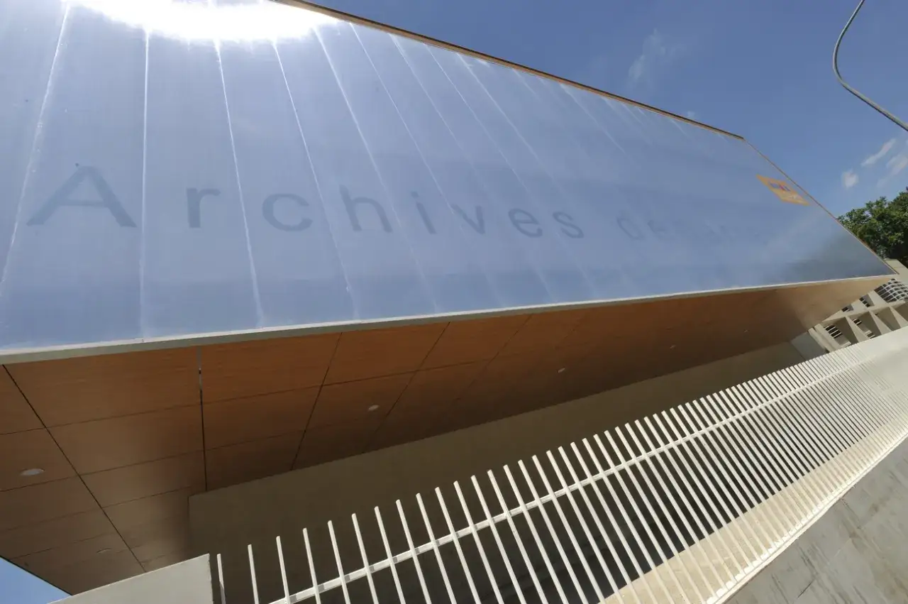Fa&ccedil;ade moderne avec le mot 