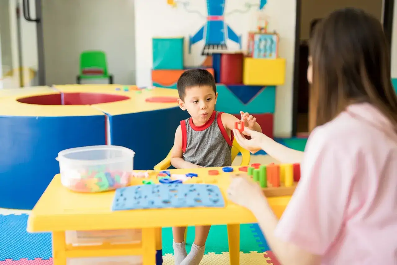 Ni&ntilde;o de 3 a&ntilde;os jugando con bloques de letras, aprendiendo el abecedario. Notas infantiles para su desarrollo.