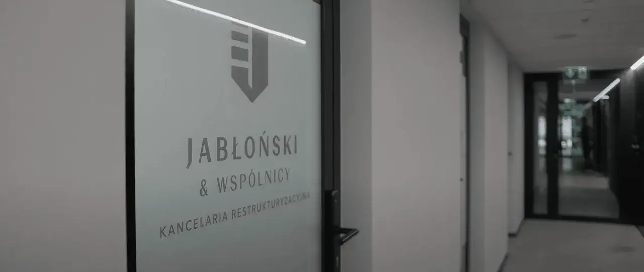 Drzwi z logo i napisem 