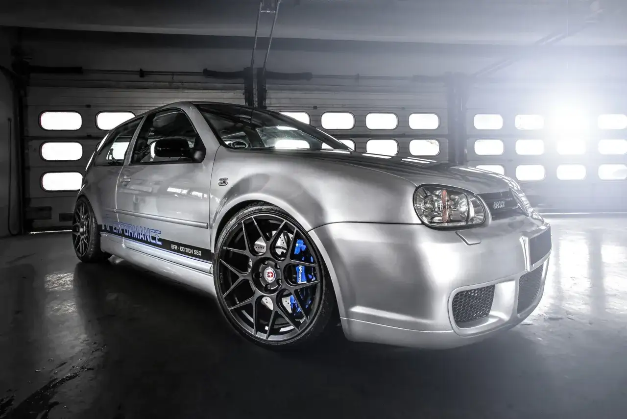 Volkswagen Golf IV R32 z profilu