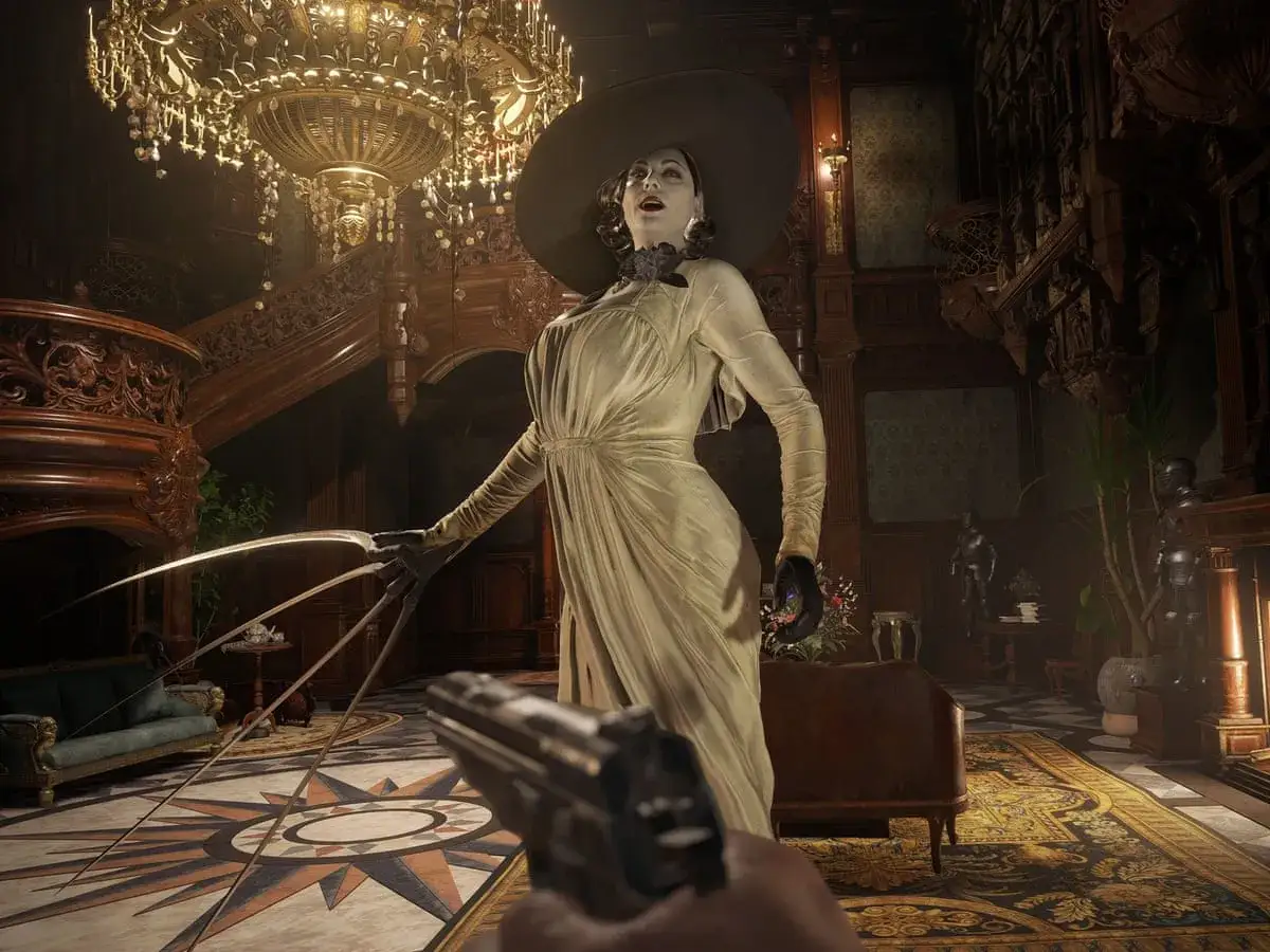 Wiktoriańska posiadłość z Resident Evil. Wysoka kobieta w kapeluszu i długiej sukni z ostrymi pazurami, celuje w gracza.