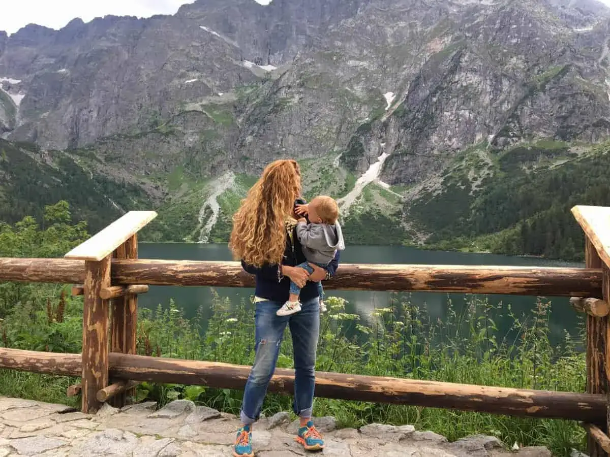 Piękne zakopane szlaki dla dzieci z wózkiem. Mama z dzieckiem na tle gór i jeziora.